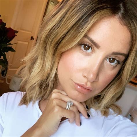Ashley Tisdale publicó una naked selfie de embarazo para celebrar su cuerpo