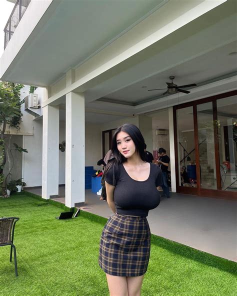 Busty Canadian : r/2busty2hide