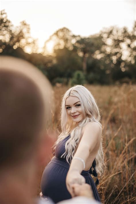50 Maternity Photography Poses for Body Positive Pregnant Women