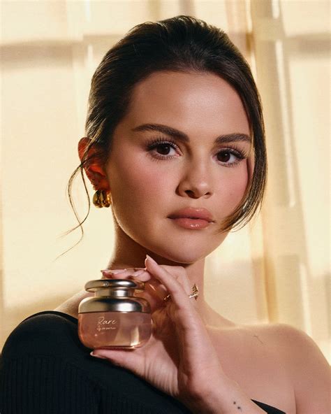 Selena Gomez lance son tout premier parfum : une gourmandise à fleur de ...