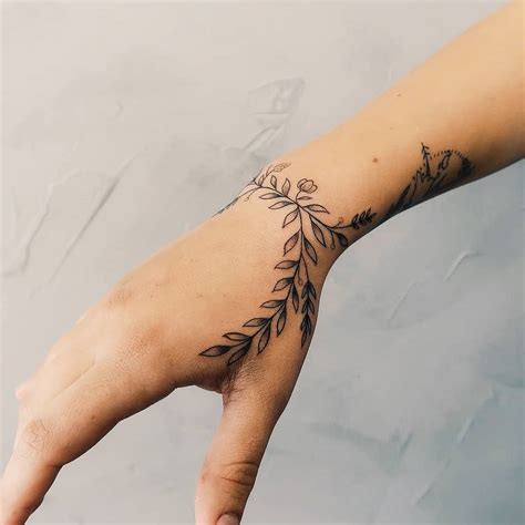 Wrist Wrap Around Rose Tattoo : Para Ivy… | Wrap around wrist tattoos ...