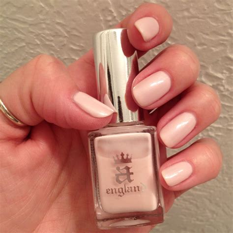 I just decided to go simple for this mani of mine. Nail Polish: Essie ...