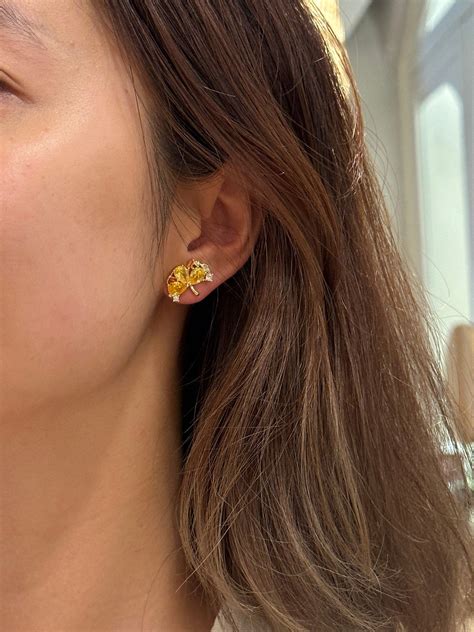The Power of a Statement Piece: Choosing Jewelry for a Presentation or ...