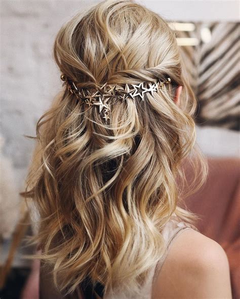 Wedding guest hairstyles with fascinator | Beachweddingtips.com
