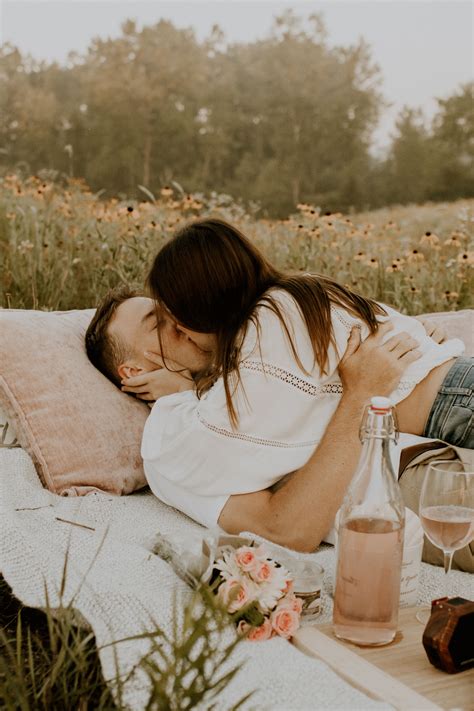 Couples Picnic Date Night Photoshoot | Picnic photo shoot, Picnic ...