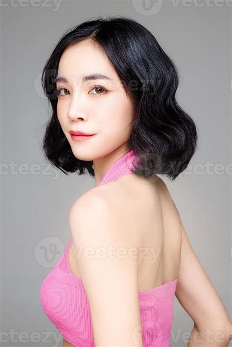 mujer asiática de pelo corto con piel limpia y fresca perfecta. lindo ...