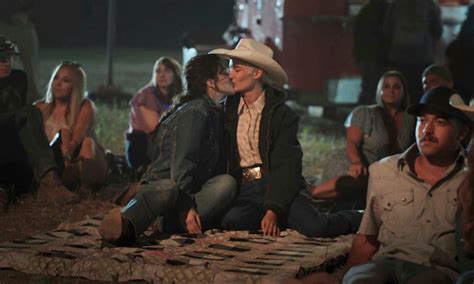 Las protagonistas de Yellowstone compartieron un beso queer en la última temporada | CromosomaX