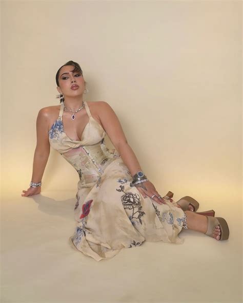 Kali Uchis's feet