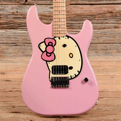 Squier Hello Kitty Stratocaster Pink 2006 – Chicago Music Exchange