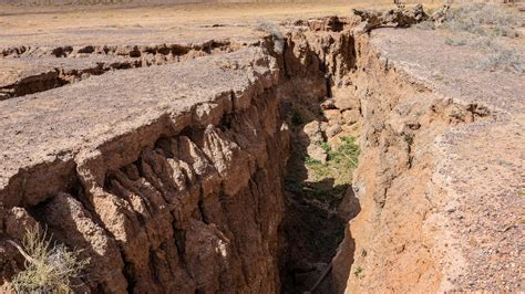 Earth Splits Open: Massive 2.5m Fault Slip Caught on Camera! - Archyde