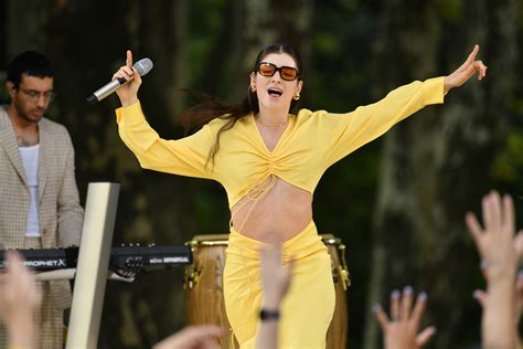 Lorde时隔四年再唱热单 穿黄裙秀蛮腰开心热舞-搜狐大视野-搜狐新闻