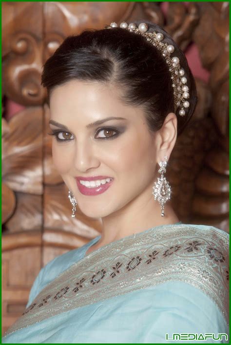 Bollywood Porn Star Sunny Leone in Indian Saree Looking Awesome