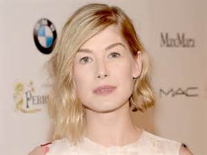 Rosamund Pike reveals terrifying moment her phone was snatched by a mugger | The Independent