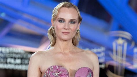 Diane Kruger, splendide en jupe transparente et avec la tendance accessoire la plus controversée ...