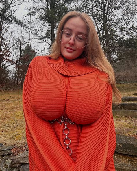 Amelia Webb | Do you like how I look in the cold weather 😏 | Instagram