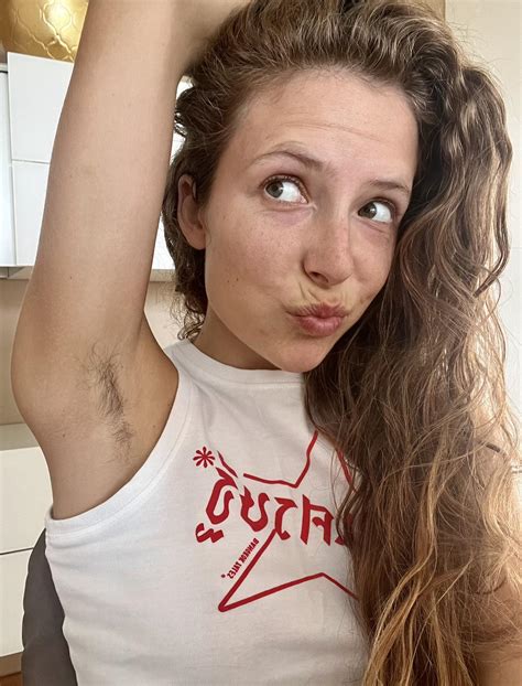 Just me and my hairy armpits 🥰 : r/armpitvoyeur