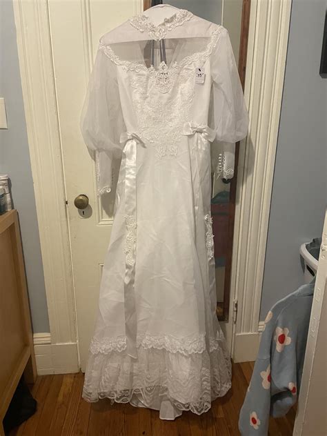Hi all, so I bought this wedding dress from goodwill and want to bring ...