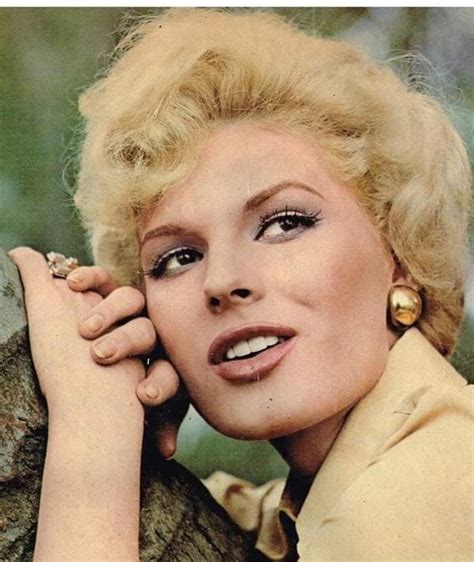 Actriz Angelica Chain