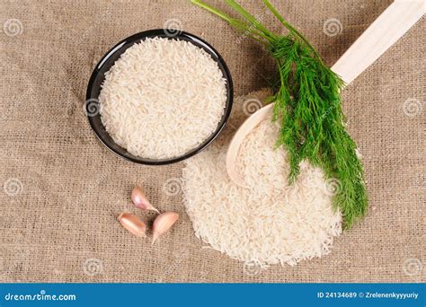 Reis Mit Dill in Der Schwarzen Schüssel Stockbild - Bild von frisch ...