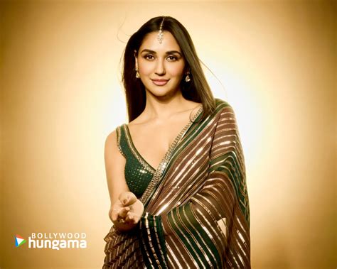 Nikita Dutta Wallpapers | nikita-dutta-6-32 - Bollywood Hungama