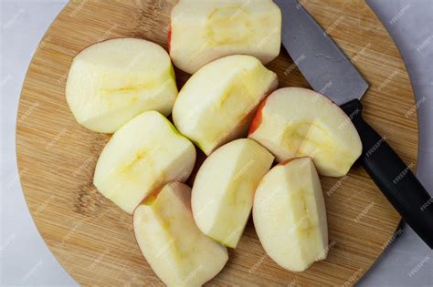 Apples cut into quarters view from above | Premium Photo