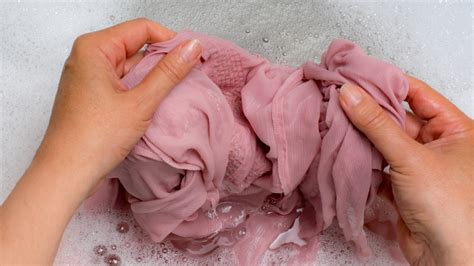The right way to wash a silk pillowcase — plus 3…