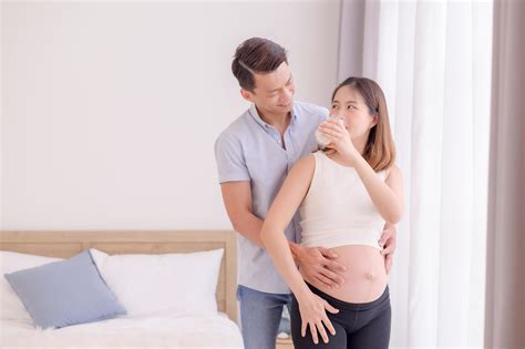 Asian husband hugging his wife who is about to drink fresh milk with love 11834307 Stock Photo ...