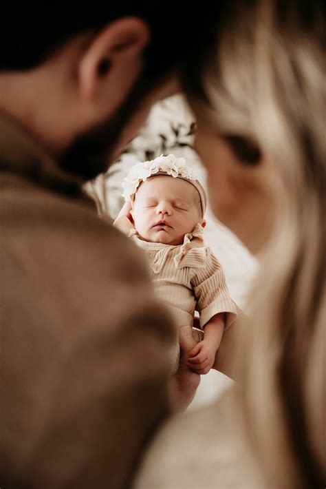 All About In-Home Lifestyle Newborn Photography: Samples, Outfit Ideas ...