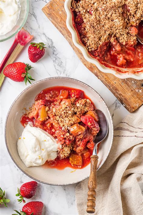 Strawberry Rhubarb Crisp - Recipe Chronicle