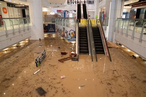 Hong Kong fica inundada por piores chuvas em 140 anos; autoridades ...