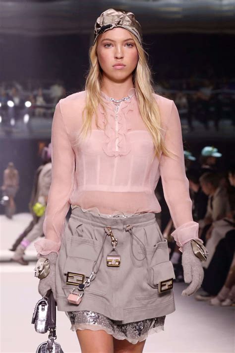 Lila Grace Moss défile avec sa pompe à insuline