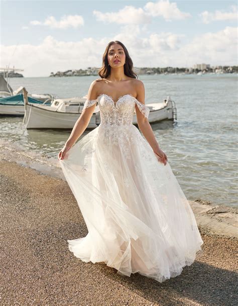 Tarnie an off-the-shoulder slim A-line | wed2b