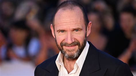 La transformación física de Ralph Fiennes a los 61 años para ser Ulises
