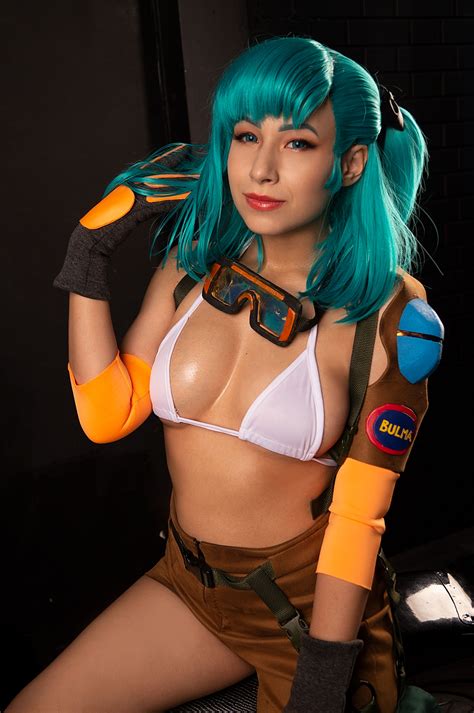 Sexy Bulma Cosplay