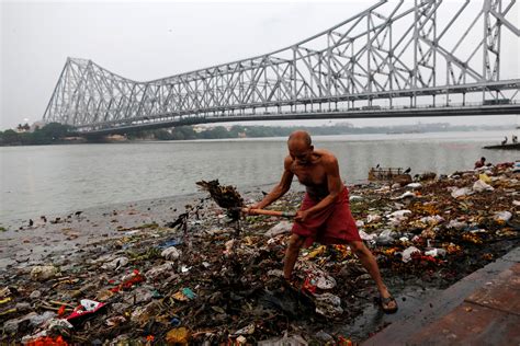 Sujo e poluído, o sagrado rio Ganges agoniza | VEJA