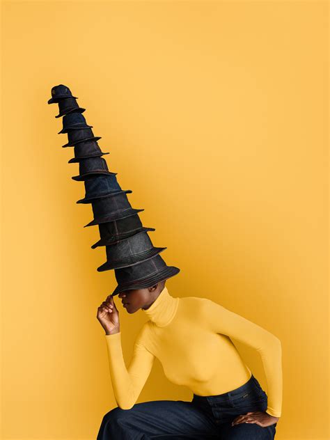 Prinses Diana, Meghan Markle, Rihanna: iedereen wil de hoeden van Stephen Jones | Het Parool