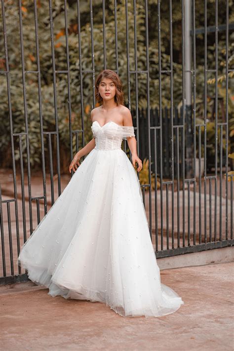 29 of the Best Pearl Wedding Dress Styles We’re Swooning Over