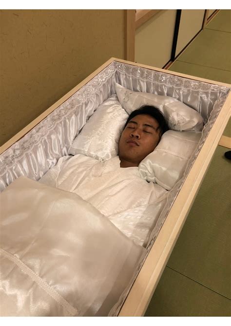 Japan's nōkanshi traditional morticians give dearly departed a final ...