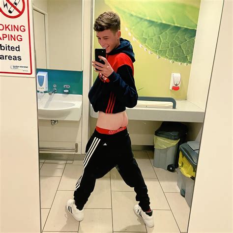 I think is it’s a pretty cute guy butt : r/CuteGuyButts