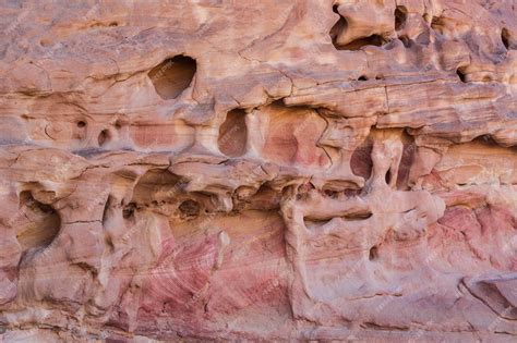 Pierres rouges et la texture des murs dans un canyon, désert du Sinaï ...