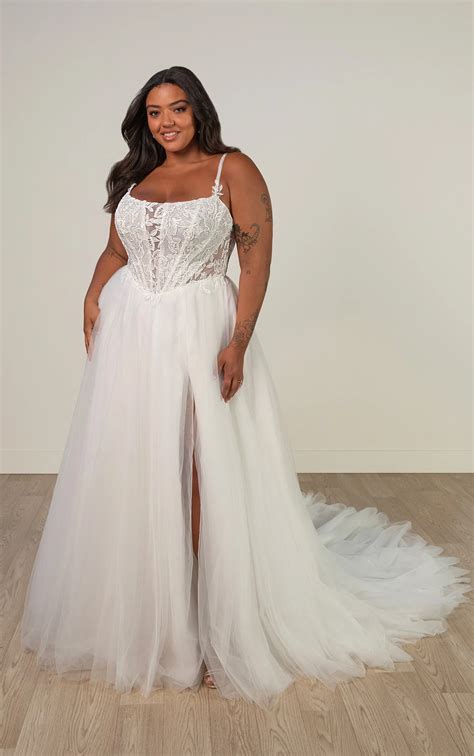 Lace and Tulle Plus Size Wedding Dress with Scoop Neckline