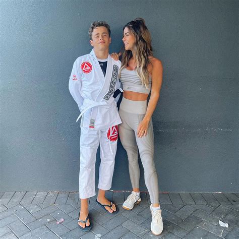 ฟิตเนสอินฟลูฯ เจอดราม่า ใส่บิกินี่ถ่ายรูปคู่ลูกชาย สวนกลับ “มันเป็น ...