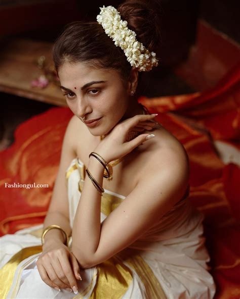 Nothing is more sexy than a saree 🥵 : r/BlouselessSaree