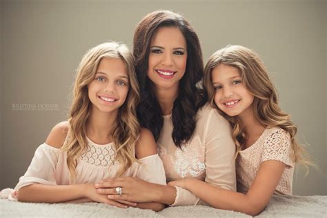 Mother daughter Mother daughter photography poses, Mother daughter ...