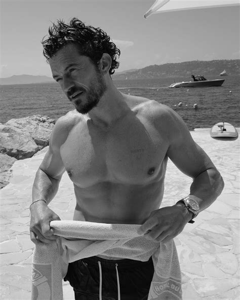 OMG, Happy Monday! Hosted by Orlando Bloom baring his chi-chis at the beach - OMG.BLOG