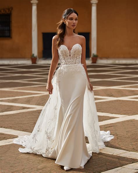Strapless Wedding Dresses: 15 Bridal Gowns + Faqs