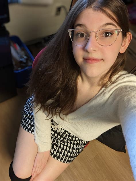 Just the cute college girl next door : r/SFWNextDoorGirls