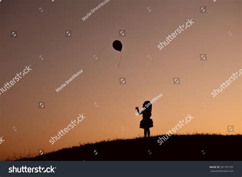 6 Baby loses balloon Gambar, Foto Stok & Vektor | Shutterstock