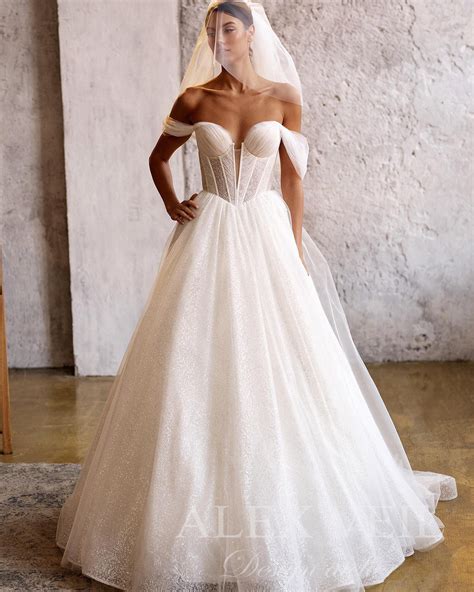 Strapless Wedding Dresses: 15 Bridal Gowns + Faqs
