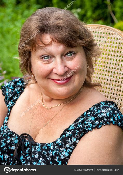 Mature plump woman in Park smiling and looking at the camera — Stock ...